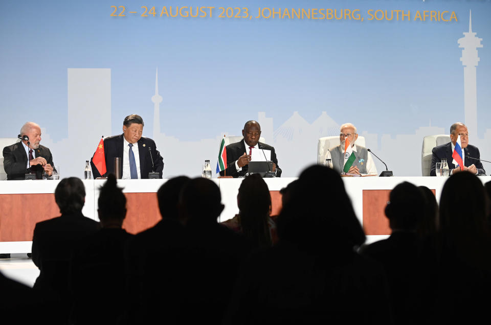 Luiz Inacio Lula da Silva, Xi Jinping, Cyril Ramaphosa,  Narendra Modi, et Serguei Lavrov, au sommet des Brics le 24 août 2023 à Johannesbourg.
