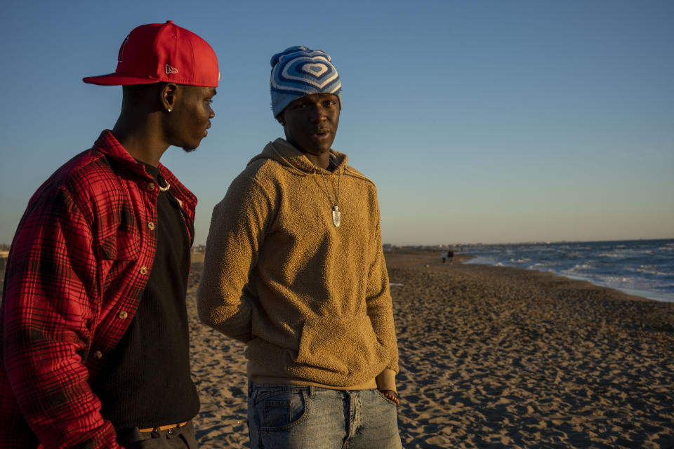 Los actores senegaleses Seydou Sarr, derecha, y Moustapha Fall posan para promover la película "Io Capitano" (Yo captán") en Fregene, cerca de Roma, el sábado 3 de febrero de 2024. Ambos actúan el filme de Matteo Garrone nominado en la 96a entrega de los Premios de la Academia en la categoría de largometraje internacional. La película está inspirada en la travesía de Mamadou Kouassi, un migrante que hizo el viaje desde su natal Costa de Marfil a Italia y ahora dedica su vida a trabajar con inmigrantes en Castel Volturno, en el sur de Italia. (Foto AP/Domenico Stinellis)