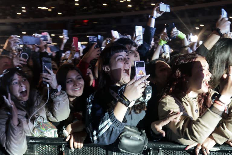 A lo largo de la noche, el canadiense repasó sus últimos discos, After Hours y Dawn FM y cautivó a los presentes con cada uno de sus éxitos.