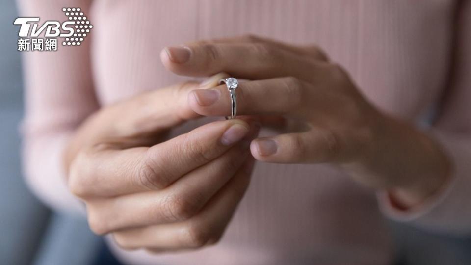 結婚多年的妻子比起「忠誠」更想「把握機會享受人生」。（示意圖／Shutterstock達志影像）