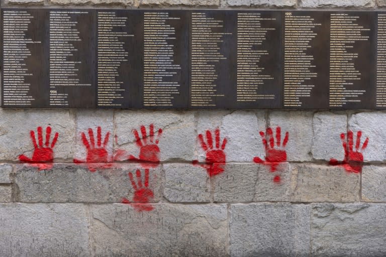 Unas manos rojas pintadas sobre el Muro de los Justos en el Memorial del Holocausto en París, el 14 de mayo de 2024 (Antonin Utz)