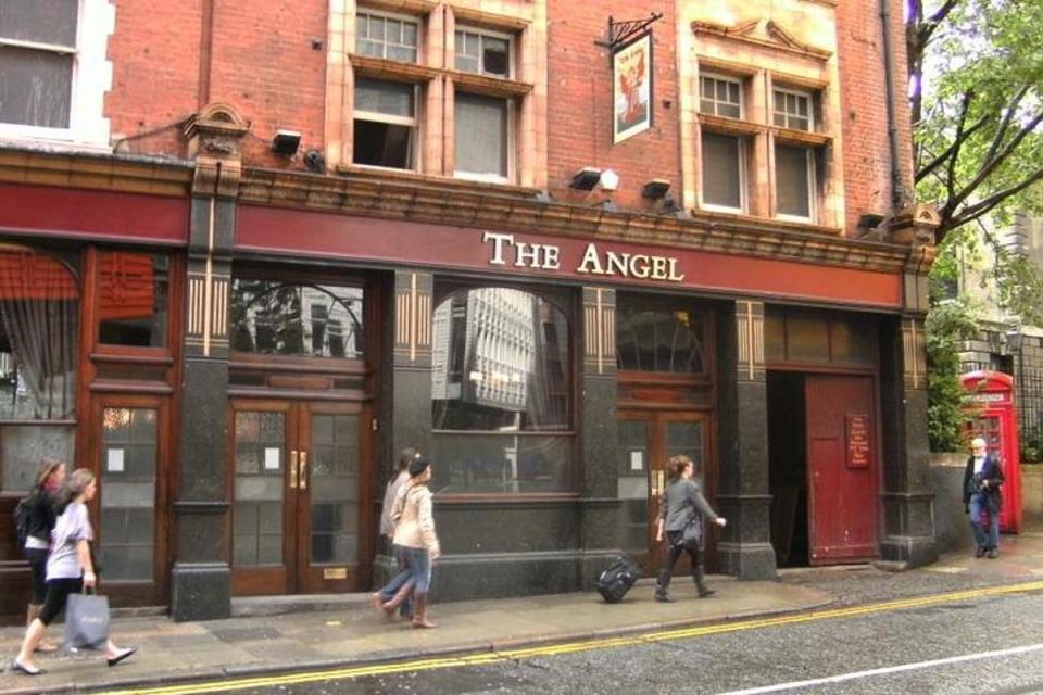 13. The Angel: The Angel, found right in the centre of town, is one of the busiest spots in the area. It’s regularly crammed with guests downstairs, although the upstairs area is much more comfortable. It’s a fantastic place to spend time in in summer, with the big beer terrace out the front perfect for lazy drinking sessions.<br></br>61 St Giles High St, WC2H 8LE (Ian S/Geograph)