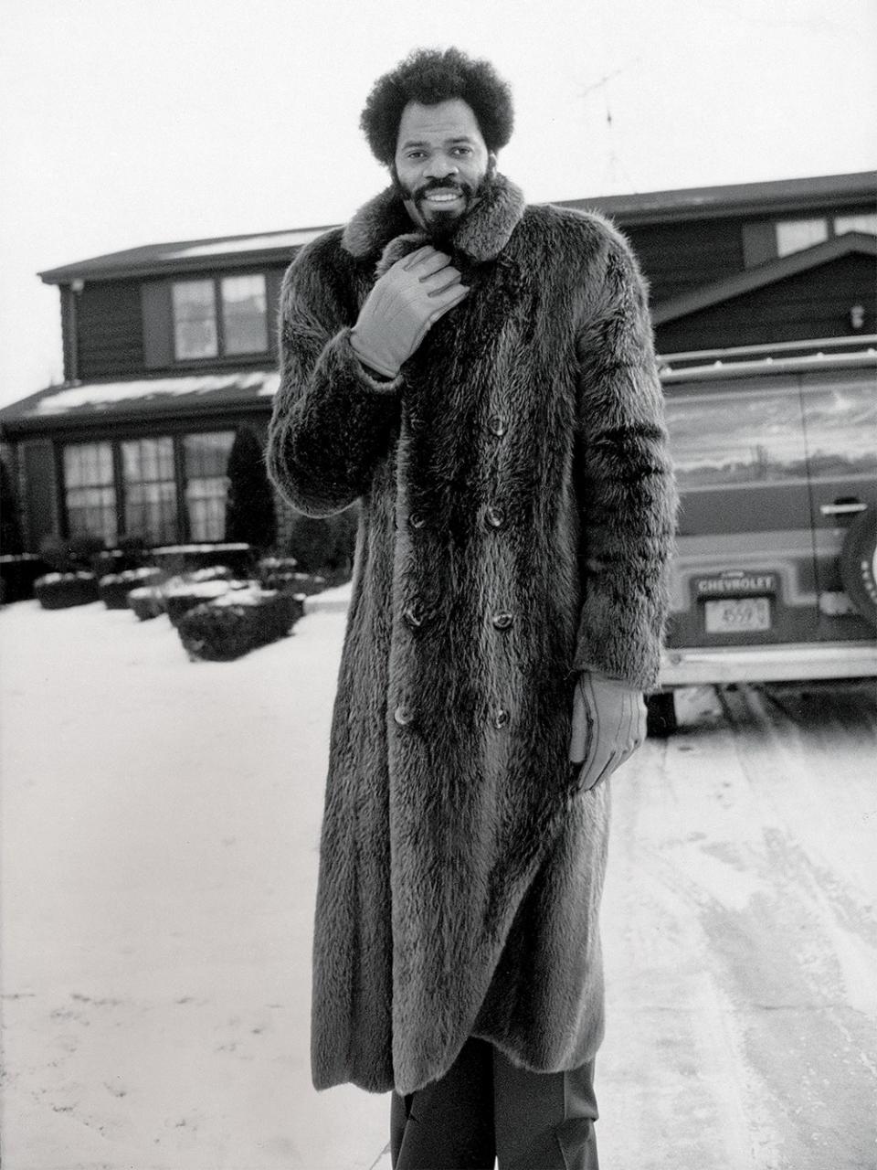 ARTIS GILMORE
Fur bal-collar coat
Chicago, 1981
The best way to beat a Midwestern winter? A Hall of Famer fur.