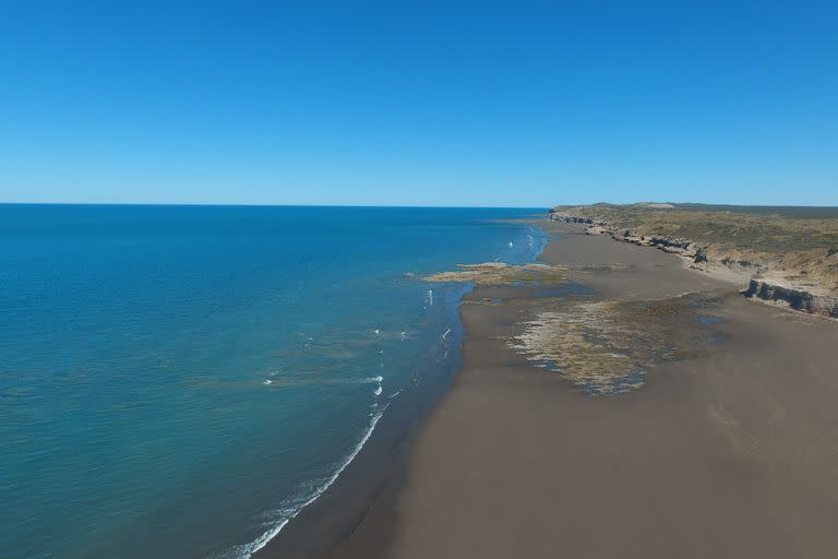 El mar, de aguas tibias y color turquesa, tiene poco oleaje. Se trata de una costa totalmente virgen