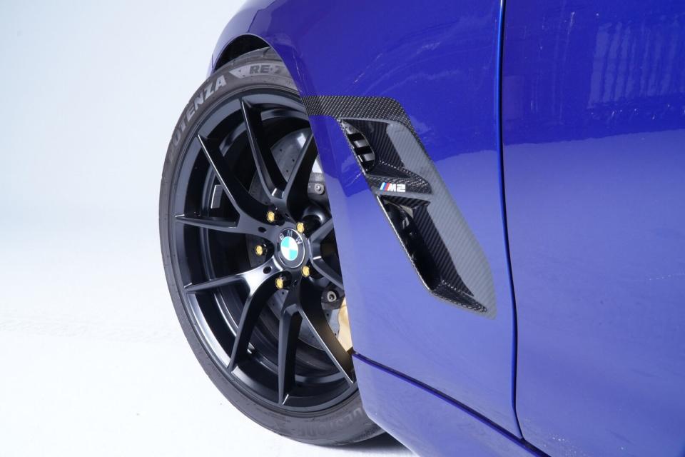 車上的前葉子板已更換為BMW推出的M-Performance碳纖維前葉子板，相當低調的線條設計，如果沒有從A柱下方的散熱孔的碳纖維紋路來判斷，很難認出其碳纖維的本質。