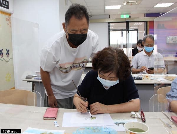 退休後返回金山故鄉的速寫藝術家李賜民(左) ，於重陽節在金山分館推出創作個展，同時免費開設銀髮速寫課，教在地長者用畫筆感受不同的家鄉風情。(圖:新北市立圖書館提供)