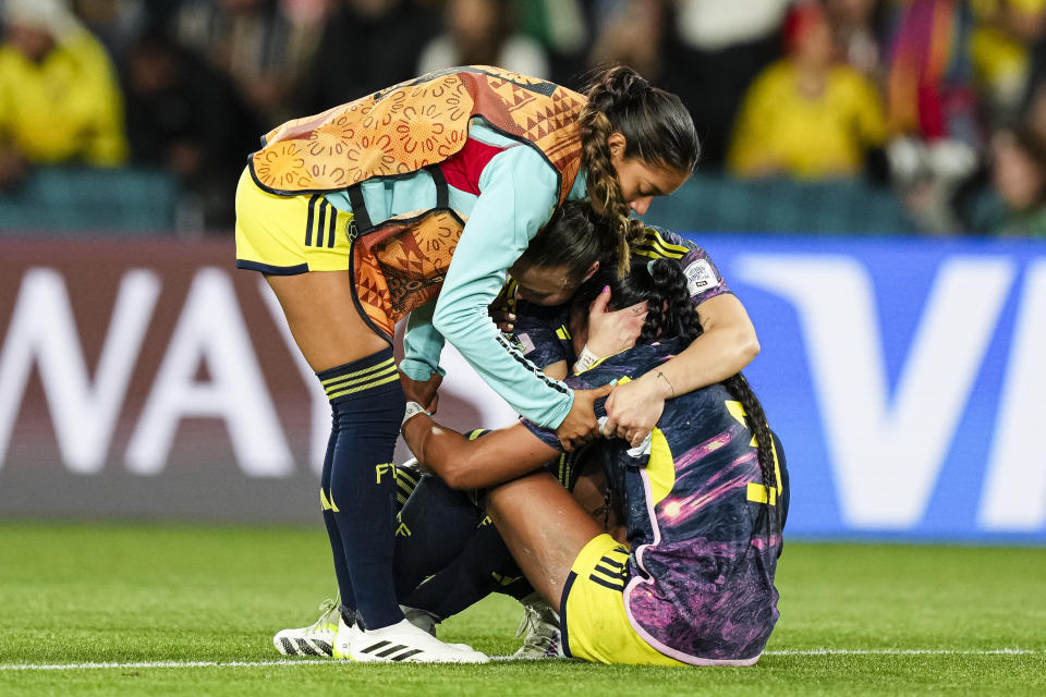 SYDNEY, AUSTRALIA - AUGUST 12: Daniela Arias of Colombia (R) and her teammates were crushed after been defeated by England during the FIFA Women's World Cup Australia & New Zealand 2023 Quarter Final match between England and Colombia at Stadium Australia on August 12, 2023 in Sydney, Australia. (Photo by Daniela Porcelli/Eurasia Sport Images/Getty Images)