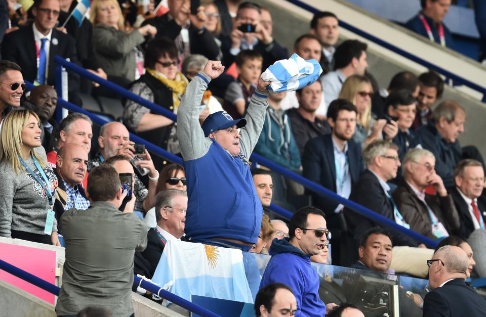 El ídolo del fútbol mundial, el argentino Diego Maradona (C), celebra la victoria del seleccionado de rugby de su país, Los Pumas, ante Tonga durante un partido del Mundial de la disciplina jugado el 4 de octubre de 2015 en Leicester (AFP | BERTRAND LANGLOIS)