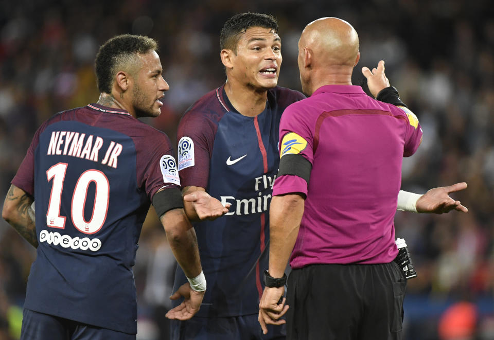 <p>70e – Au moment du carton rouge de Verratti, Neymar a empêché l’Italien d’aller discuter avec l’arbitre et s’en est chargé avec le capitaine Thiago Silva. (Photo AFP) </p>