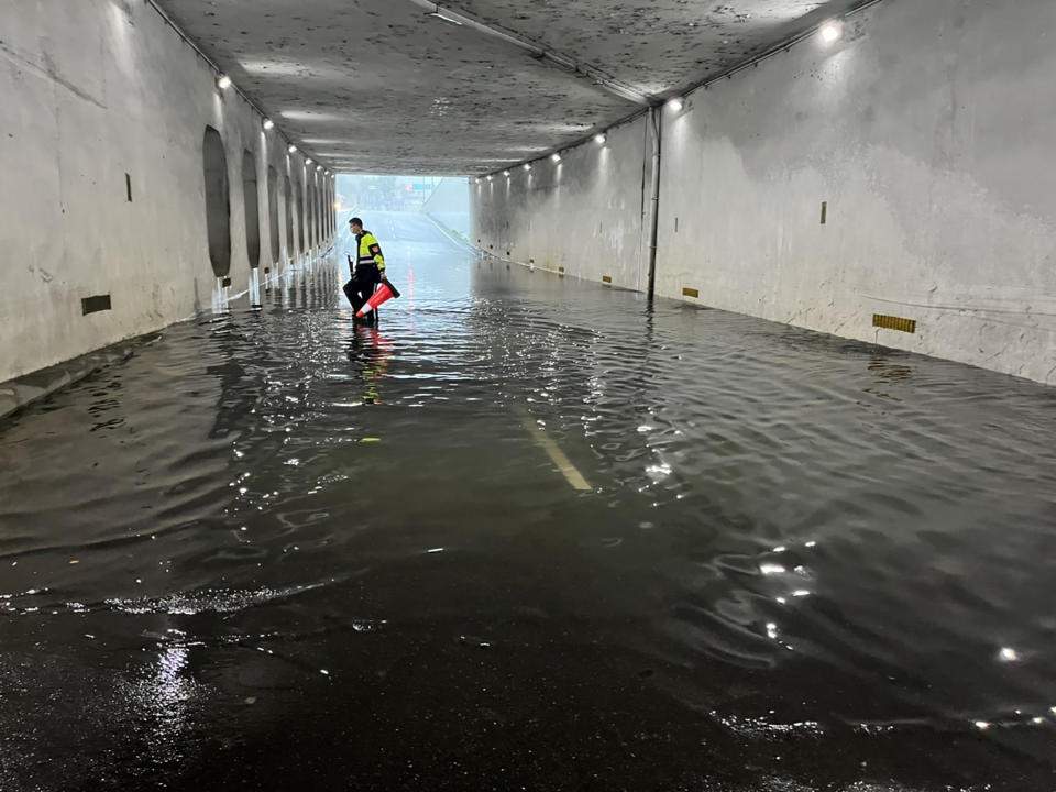 新北市午後雨造成新莊等多處積淹水災情，圖為樹林地下道等地積淹水，警員到場警戒。中央社（翻攝照片）