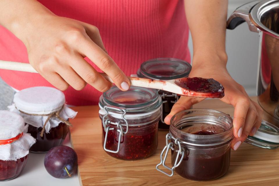 Nun kochen Sie das Ganze fünf bis zehn Minuten auf. Zum Abschluss runden Sie den Geschmack mit einem Schuss Calvados ab. Nach bestandener Gelierprobe füllen Sie die Marmelade in die heiß ausgespülten Gläser, verschließen diese und lassen Sie auf dem Kopf etwas abkühlen. Anschließend umdrehen und vollständig auskühlen lassen. Fertig! (Bild: iStock / KatarzynaBialasiewicz)