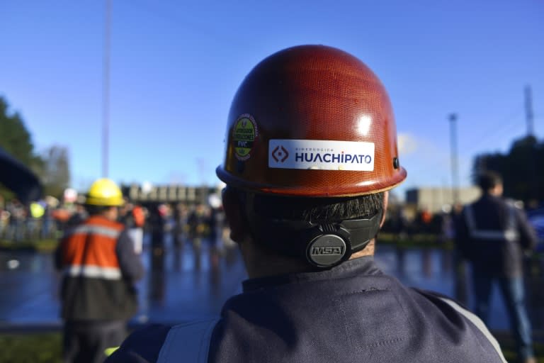 Des métallurgistes protestent contre la fermeture éventuelle de l'usine de Huachipato dans la ville de Talcahuano, au Chili, le 4 avril 2024 (GUILLERMO SALGADO)