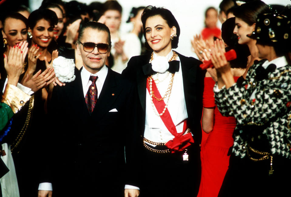 Inès de la Fressange bei einer Modenschau mit Karl Lagerfeld im Jahr 1987. (Bild: AP Photo)