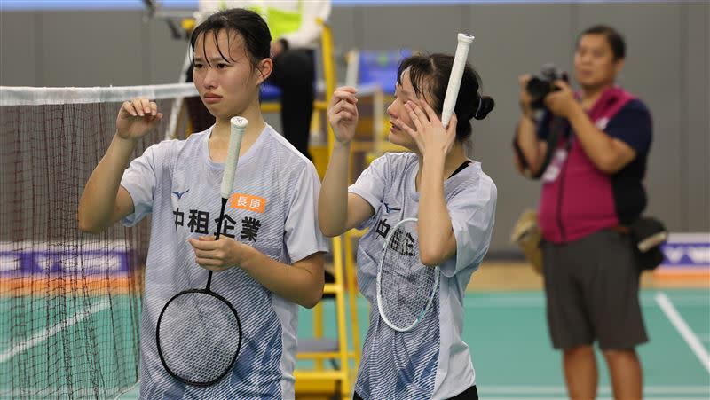 大同童婕茵／ 呂思穎雙打頂住壓力幫球隊拿下重要勝利，賽後壓力釋放情緒潰堤。（圖／宏道運動發展基金會提供）