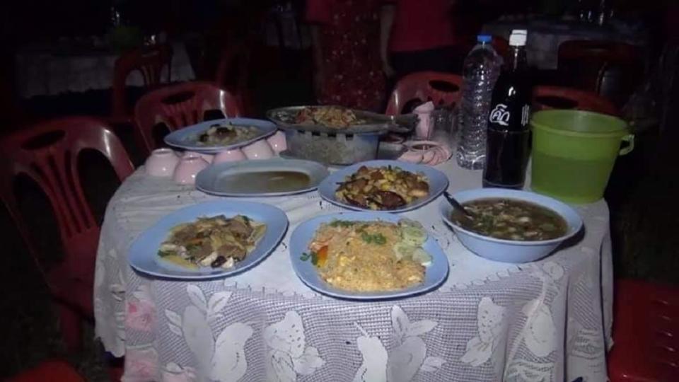 每桌都準備7道菜和飲料。（圖／翻攝自臉書）