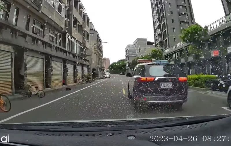 ▲一名男子開車上路時，結果因為前方警車踩煞車，於是他趁著黃色虛線路段打方向燈超車。（圖/WoWtchout - 地圖型行車影像分享平）