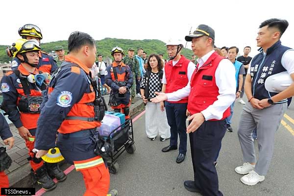 台二線69K至70K（基隆北寧路潮境公園一帶）路段，昨日下午發生大規模土石崩落；謝國樑市長第一時間率相關單位，與多位議員共同至現場勘災。（圖：基隆市府提供）