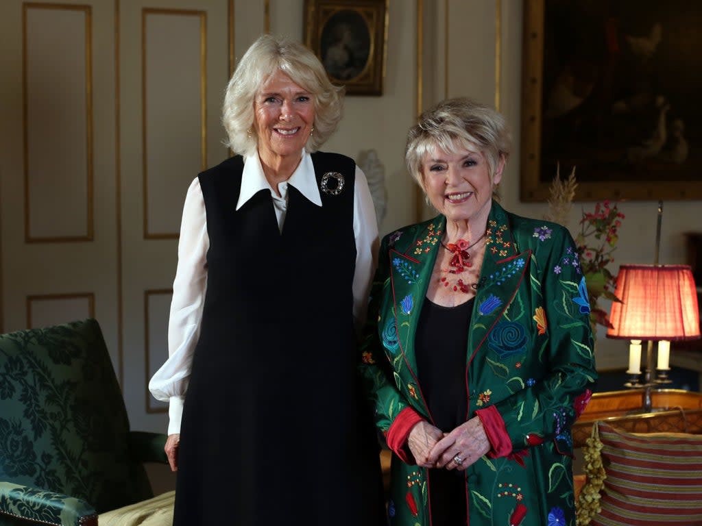 Folleto de la BBC foto de la duquesa de Cornualles (izquierda) que fue entrevistada por Gloria Hunniford en Morning Live para la BBC para conmemorar el Día Mundial de la Osteoporosis. (PA)