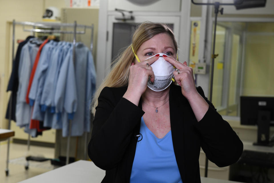 La doctora Nicole McCullough muestra cómo colocarse una máscara respiratoria N95, un insumo clave para proteger a profesionales de la salud y pacientes de riesgos de infección. (Reuters)