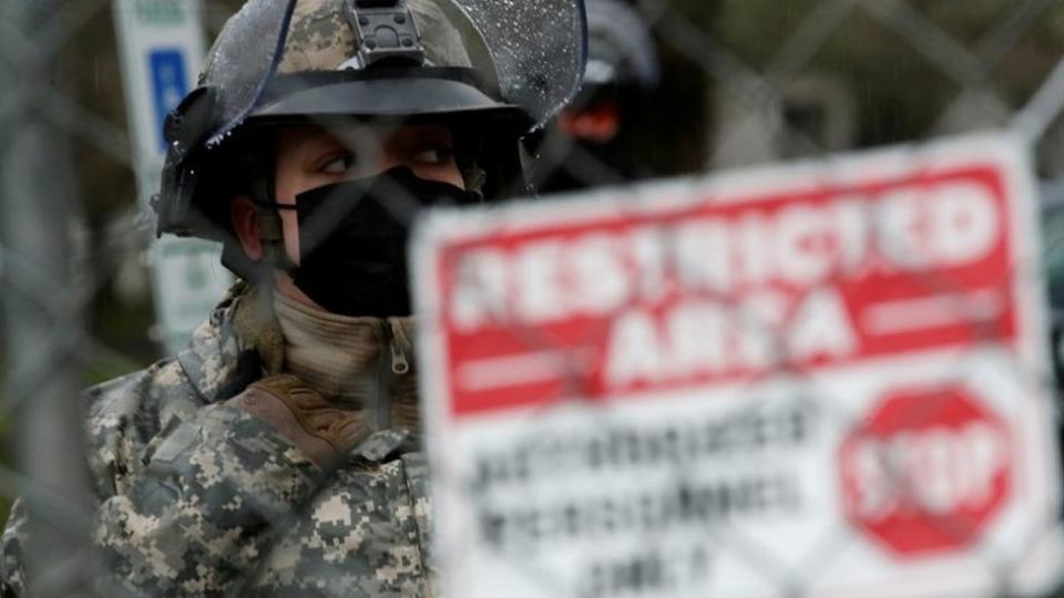 Una integrante de la Guardia Nacional vigila el Capitolio.