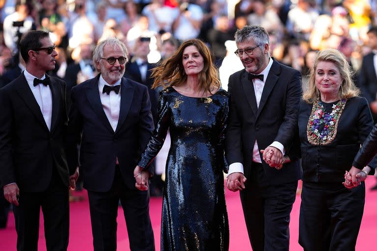 Los actores Melvil Poupaud y Fabrice Luchini, la actriz Chiara Mastroianni, el director Christophe Honore y Catherine Deneuve, en la alfombra roja del festival