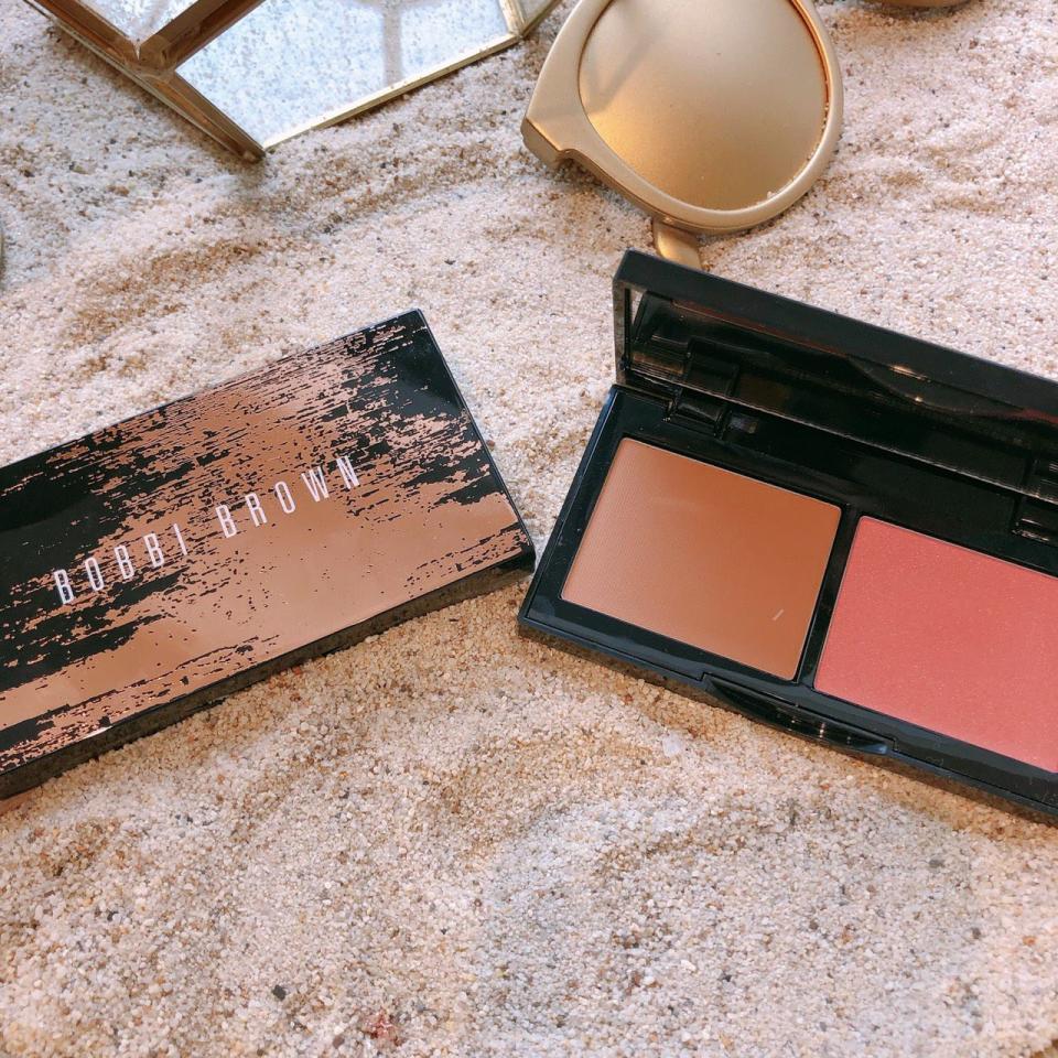 <h3>BOBBI BROWN 炫金高光腮紅修容餅 </h3><p>針對亞洲人推出的腮紅修容餅，一盤打造立體輪廓！</p><p>先在蘋果肌刷上仿曬感的桃粉腮紅#Maui，打造被太陽親吻般的雙頰，再使用#Golden Light修飾輪廓線條，臉型立即小一號，上鏡拍照更好看！</p><p><strong>>>>BOBBI BROWN 炫金高光腮紅修容餅，NT1,550。</strong></p><cite>BAZAAR</cite>