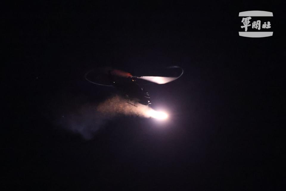 夜間AH-1W直升機射擊地獄火飛彈。國防部提供