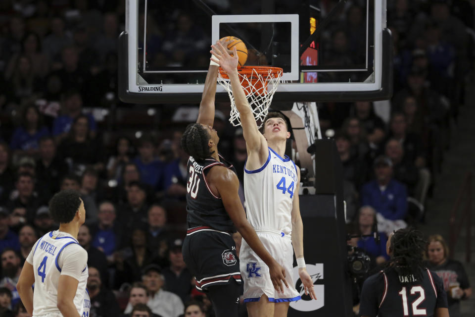 South Carolina's Collin Murray-Boyles dunks over Kentucky's Zvonimir Ivišić (44) on Tuesday. (AP Photo/Artie Walker Jr.)