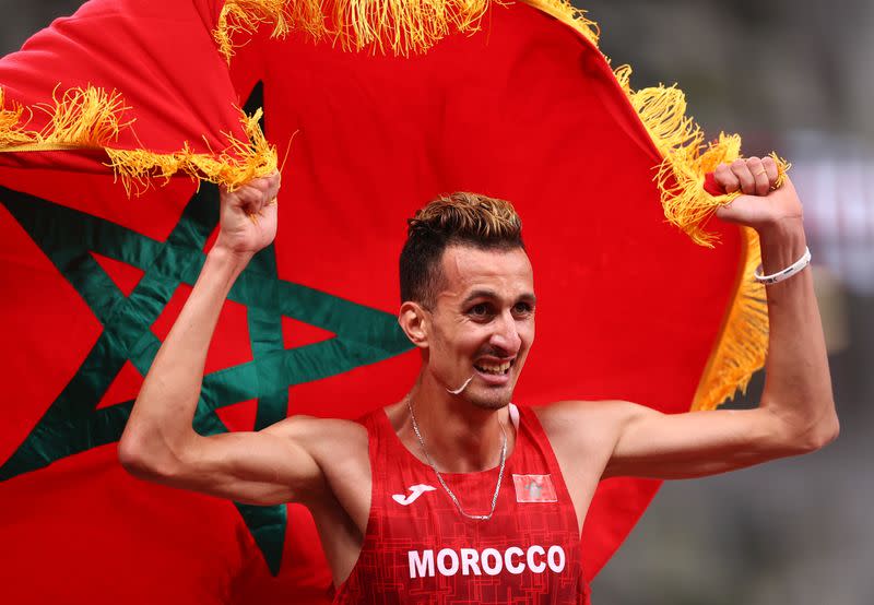 Foto del lunes del marroquí Soufiane El Bakkali celebrando tras ganar la final de los 3.000 mts con obstáculos