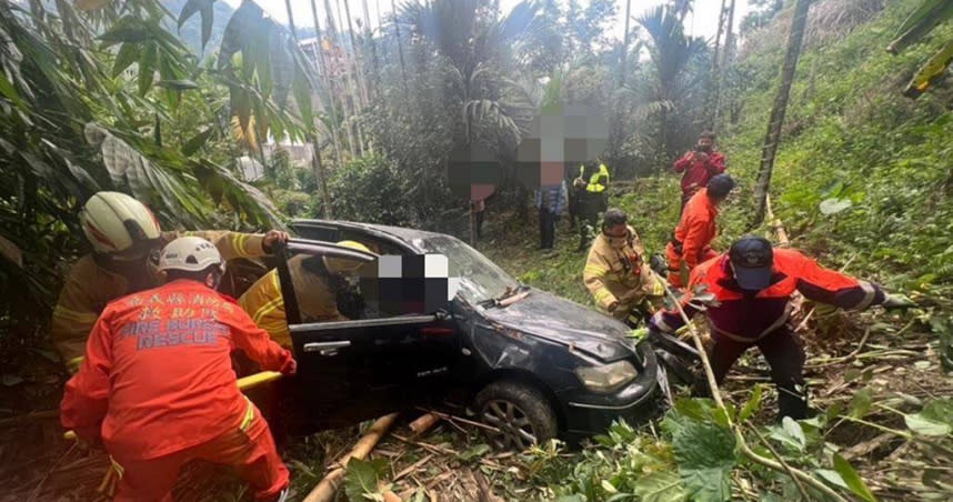 嘉義驚傳轎車摔落30米邊坡，搜救人員緊急進山救援。（圖／翻攝畫面）