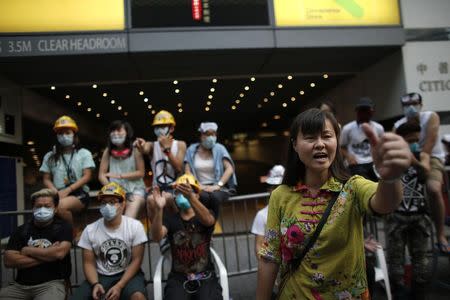 An anti-Occupy resident (R) argues with pro-democracy protesters outside the government headquarters in Hong Kong October 21, 2014. REUTERS/Carlos Barria