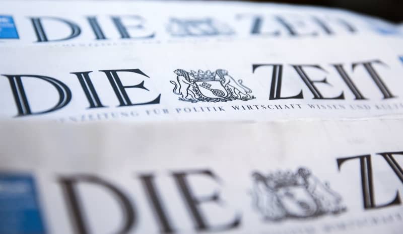Issues of the weekly newspaper "Die Zeit" are on display at a newsstand in Hamburg. Following allegations of sexual assault lodged on social media, German-American writer and political scientist Yascha Mounk has been suspended from the editorial board of the weekly German newspaper Die Zeit. Ulrich Perrey/dpa