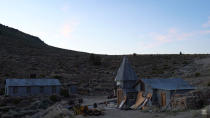 Cerro Gordo tiene una capilla que anteriormente sirvió como almacén para los equipos de minería antes de que las minas se quedaran sin nada. (Foto: <a href="https://www.youtube.com/watch?v=r9PPgAvXkEY&ab_channel=GhostTownLiving" rel="nofollow noopener" target="_blank" data-ylk="slk:Ghost Town Living;elm:context_link;itc:0;sec:content-canvas" class="link ">Ghost Town Living</a>).