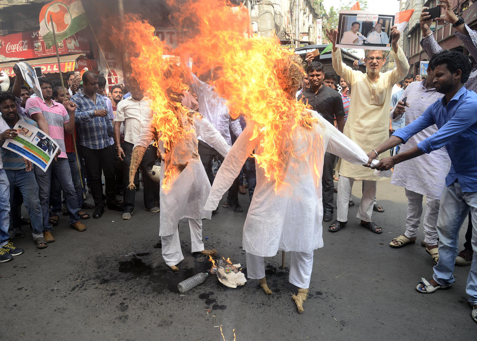 <p>Youth activists burn replicas of Kolkata Municipal Corporation Mayor and Deputy Mayor, in West Bengal, India. </p>