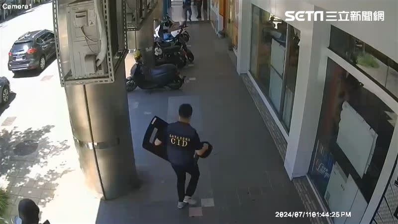 警方不敢大意，手持盾牌攻堅豈料白忙一場。（圖／翻攝畫面）