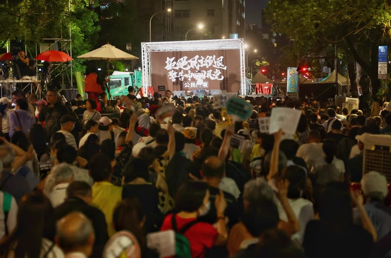 台灣公民陣線、經濟民主連合等公民團體發起「公民反國會濫權 重返立法院集結」行動，20日第二天晚間持續在立院外舉辦公民論壇，入夜後現場人潮也變多。（中央社）
