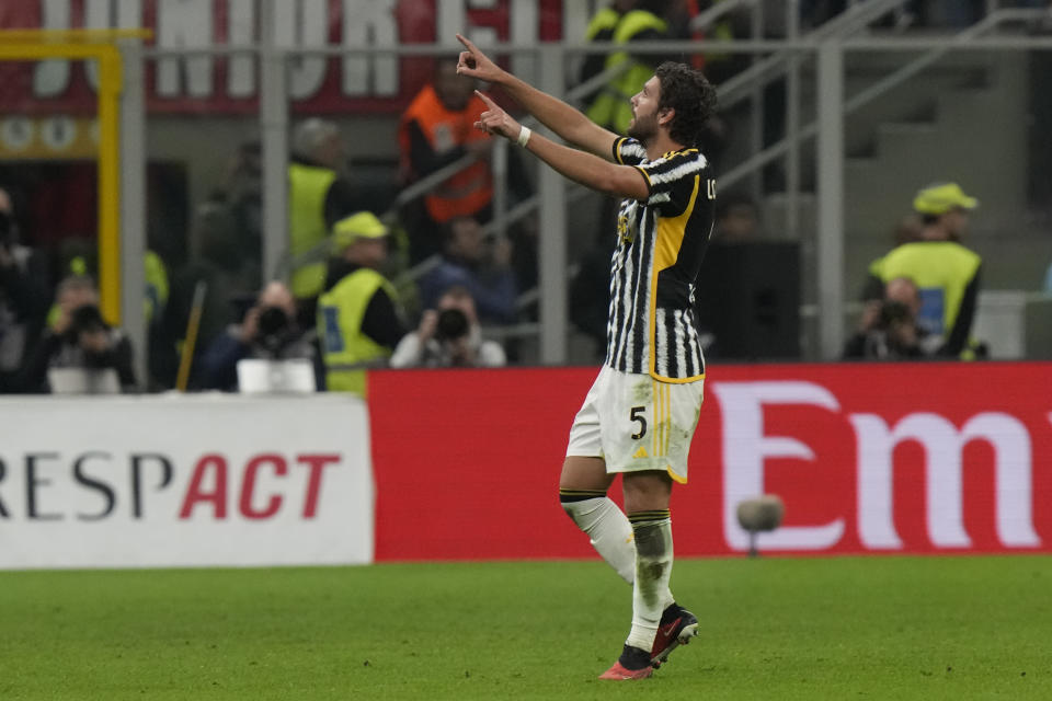 Manuel Locatelli de la Juventus celebra tras anotar el gol de su equipo en el encuentro de la Serie A ante el AC Milan el domingo 22 de octubre del 2023. (AP Foto/Luca Bruno)