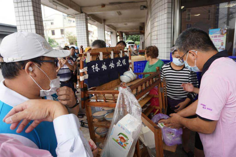 陳媽媽碗粿到沙鹿開賣，家住龍井的民眾搶先買到5份碗粿，還獲贈1份菜頭粿。