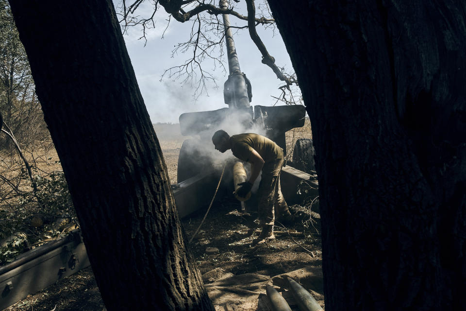 Un soldado ucraniano dispara hacia el frente el sábado 3 de septiembre de 2022, en la región de Donetsk, en el este de Ucrania. (AP Foto/Kostiantyn Liberov)