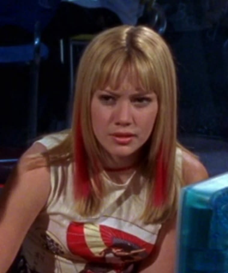 Hilary Duff as Lizzie McGuire rocks some red strands in her hair