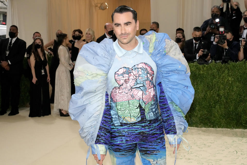 <p>L'acteur Dan Levy a opté pour une tenue à manches bouffantes et broderies en sequins. (Photo by Jeff Kravitz/FilmMagic)</p> 