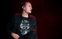 Wer kann schon ahnen, was ihn umtrieb? Chester Bennington, Frontmann der Nu-Metal-Band Linkin Park, hatte nie ein Geheimnis aus seinen Depressionen und Suchtproblemen gemacht. Am 20. Juli 2017, dem Geburtstag seines kurz zuvor verstorbenen Freundes Chris Cornell, beging der damals 41-jährige Sänger Suizid. Die Nachricht schockte nicht nur die Fans der Band weltweit. (Bild: Getty Images/Christopher Polk)