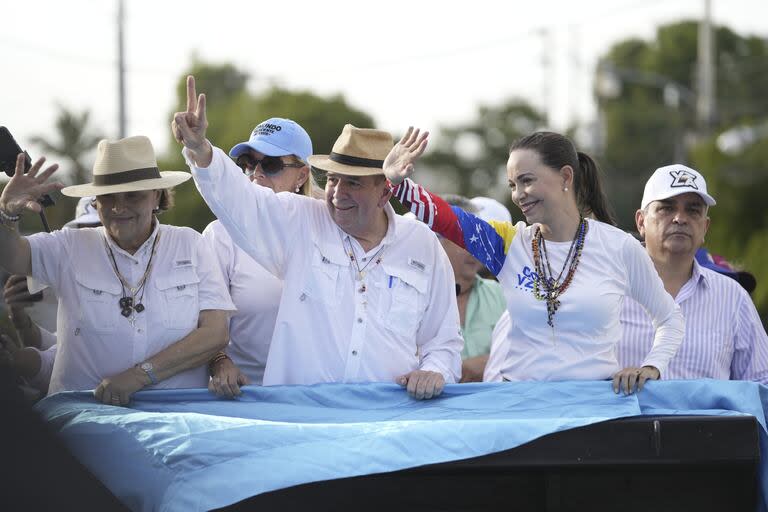 La líder opositora, María Corina Machado, y el candidato Edmundo González Urrutia, en Maracaibo. (AP/Matias Delacroix) 