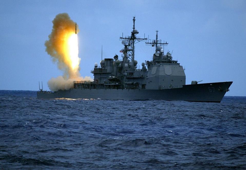 美日曾於 2017 年聯合研發標準 3 型 block IIA 反彈道飛彈。圖為提康德羅加級夏洛號（USS Shiloh, CG-67）正在發射一枚標準 3 型飛彈。 圖：翻攝自維基百科