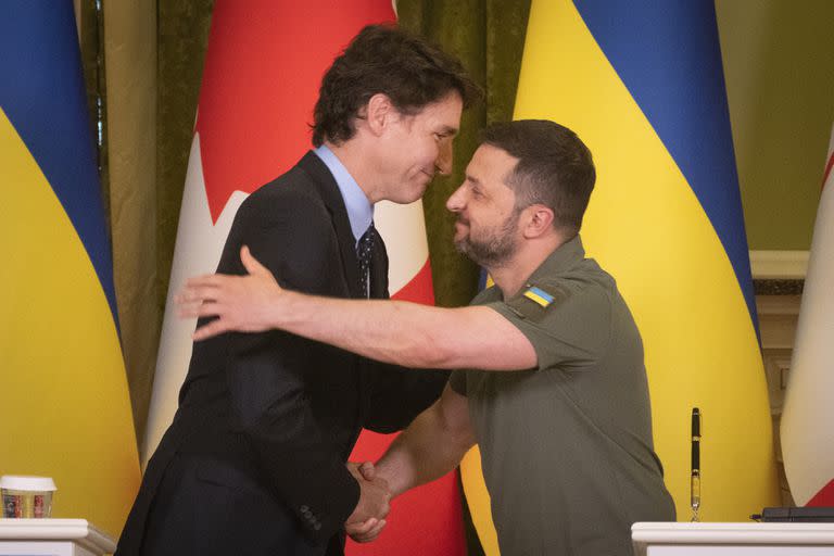 El primer ministro Justin Trudeau, a la izquierda, se reúne con el presidente ucraniano Volodimir Zelensky en Kiev, Ucrania, el sábado 10 de junio de 2023