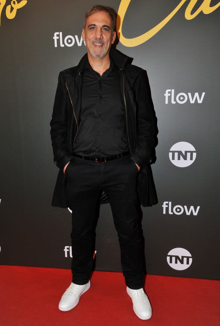 Fabio Aste también con un look total black aunque con el detalle de las zapatillas en blanco
