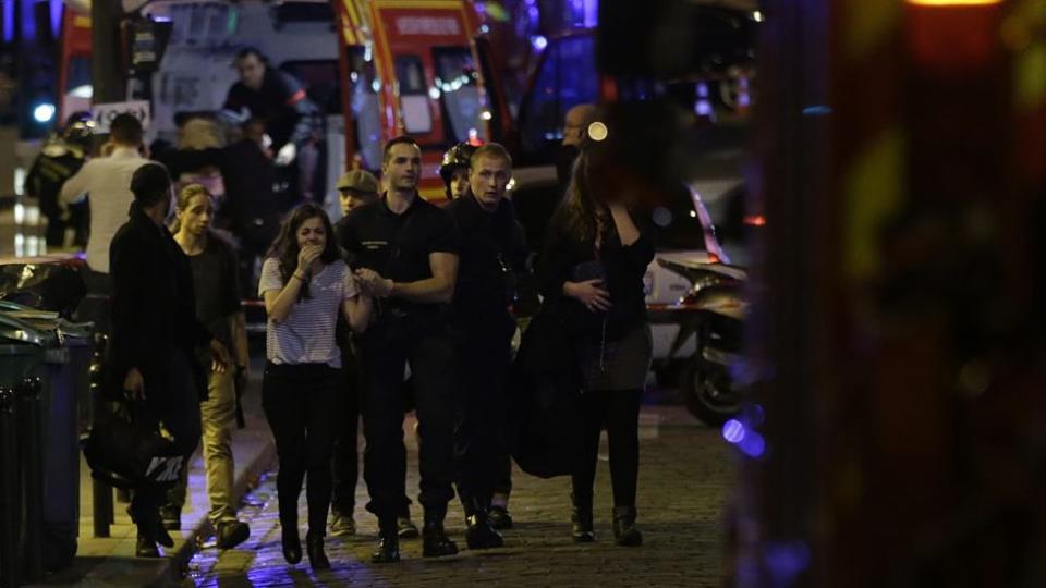 Las personas son evacuadas tras un ataque en la sala de conciertos Bataclan en París, el 13 de noviembre de 2015