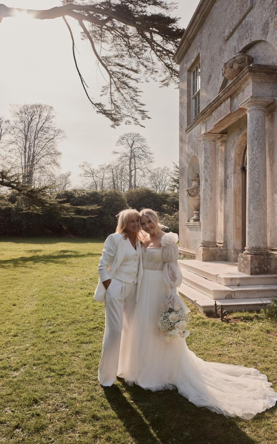 Zelfs het dragen van wit is geen taboe meer: ​​bruid Charlie Teather vroeg haar moeder Judy om wit met haar te dragen — Benjamin Wheeler 
