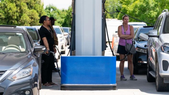 Filas de carros para llenar el dep&#xf3;sito el 11 de mayo de 2021 en EE.UU.