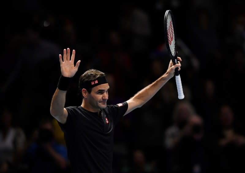 El suizo Roger Federer celebra tras derrotar en el partido por la fase de grupos del ATP Finals a Matteo Berrettini, en Londres